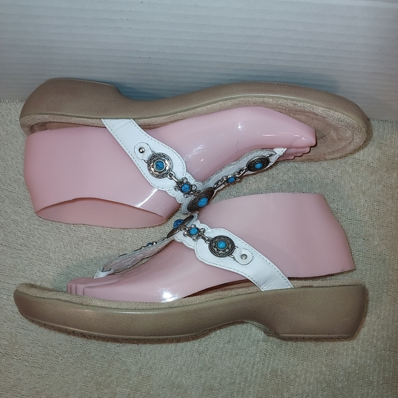 Minnetonka White leather with Turquoise Concho Southwestern Thong Sandal… - Picture 3 of 7